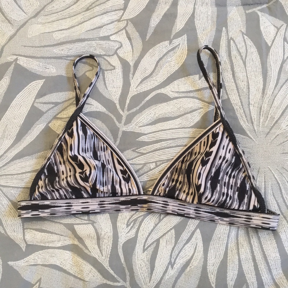 L space printed triangle top